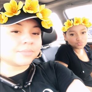 Meet your Poshers Lea & Lani from LeaLani’s